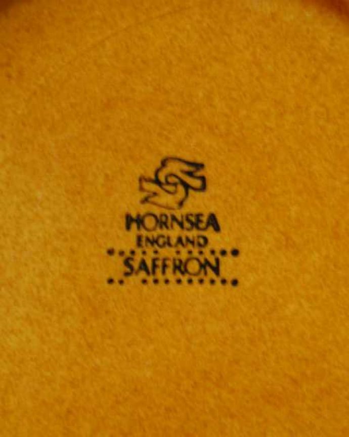 Hornsea（ホーンジー）　アンティーク雑貨　イギリスから届いたホーンジ社ミルクポット＆ソーサー。裏側には品質の証製造メーカー保証の意味がこもった窯印、ポーセリンマークがあります。(m-3592-z)