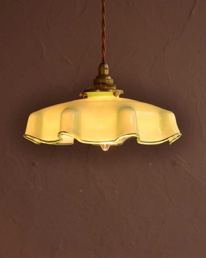 ペンダントライト　照明・ライティング　グリーン色のガラスが鮮やかなフランス生まれのアンティークシェード（コード・シャンデリア球・ギャラリーA付き）。。(m-3594-z)