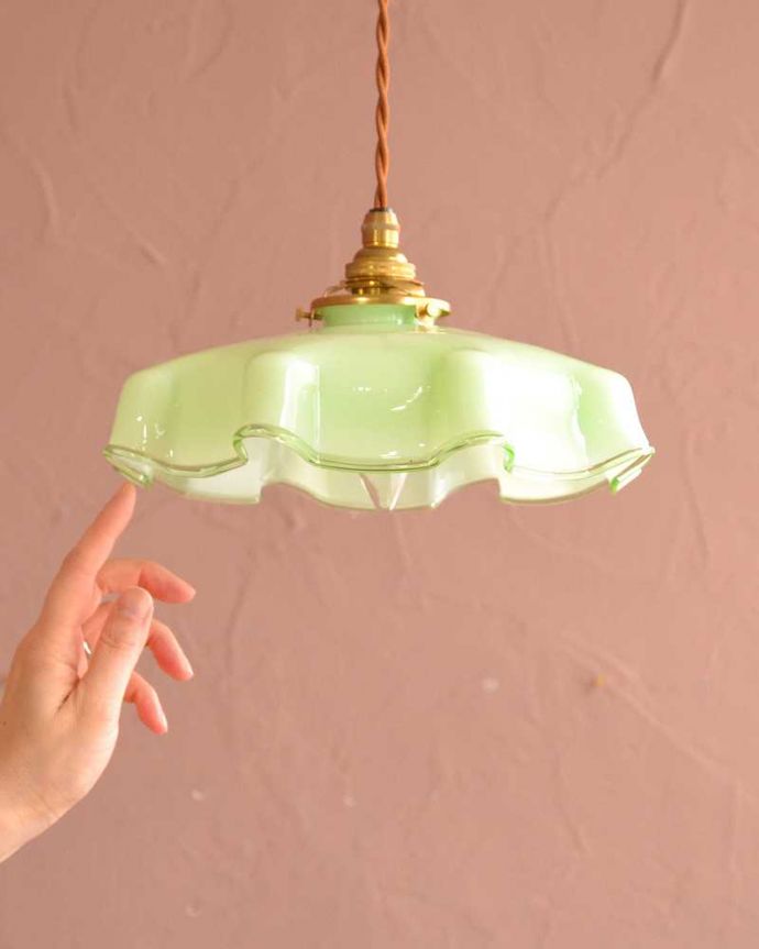 ペンダントライト　照明・ライティング　グリーン色のガラスが鮮やかなフランス生まれのアンティークシェード（コード・シャンデリア球・ギャラリーA付き）。。(m-3594-z)