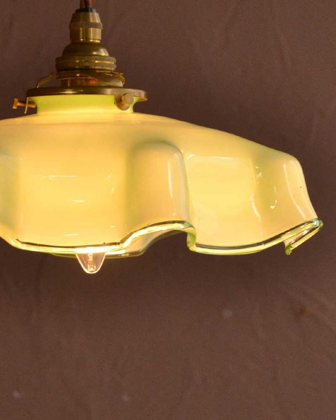 ペンダントライト　照明・ライティング　グリーン色のガラスが鮮やかなフランス生まれのアンティークシェード（コード・シャンデリア球・ギャラリーA付き）。。(m-3594-z)