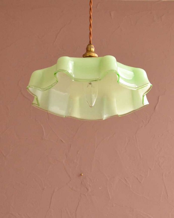 ペンダントライト　照明・ライティング　グリーン色のガラスが鮮やかなフランス生まれのアンティークシェード（コード・シャンデリア球・ギャラリーA付き）。。(m-3594-z)