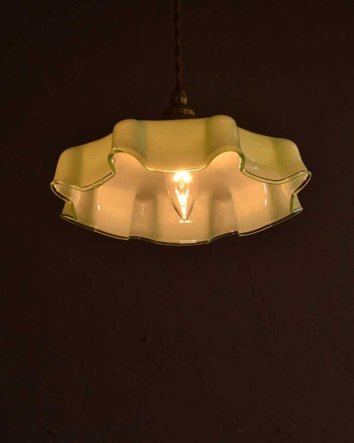 ペンダントライト　照明・ライティング　グリーン色のガラスが鮮やかなフランス生まれのアンティークシェード（コード・シャンデリア球・ギャラリーA付き）。。(m-3594-z)