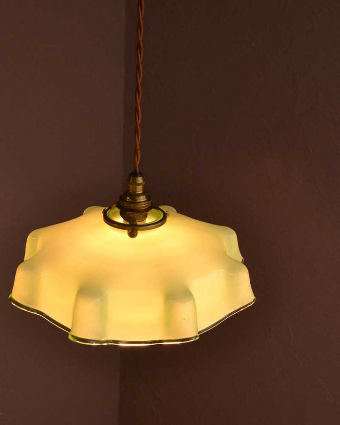 ペンダントライト　照明・ライティング　グリーン色のガラスが鮮やかなフランス生まれのアンティークシェード（コード・シャンデリア球・ギャラリーA付き）。。(m-3594-z)