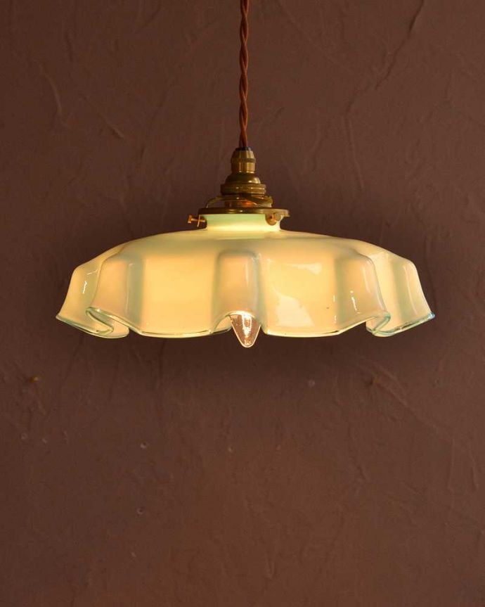 ペンダントライト　照明・ライティング　ブルー色のガラスが爽やかなフランス生まれのアンティークシェード（コード・シャンデリア球・ギャラリーA付き）。。(m-3595-z)