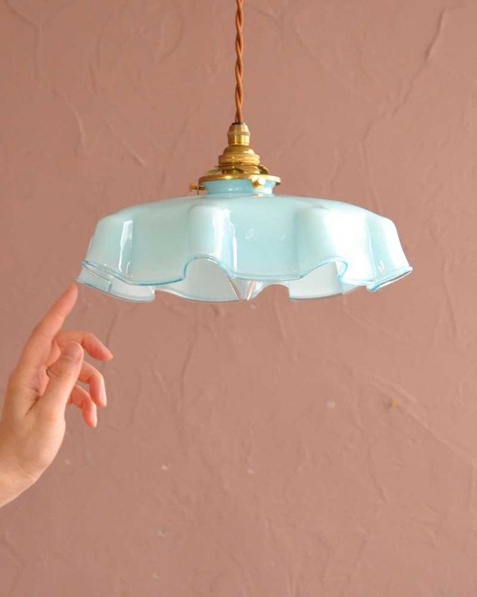 ペンダントライト　照明・ライティング　ブルー色のガラスが爽やかなフランス生まれのアンティークシェード（コード・シャンデリア球・ギャラリーA付き）。。(m-3595-z)