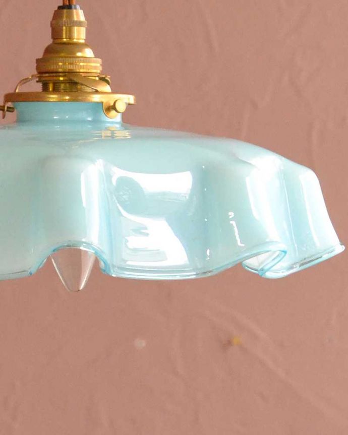 ペンダントライト　照明・ライティング　ブルー色のガラスが爽やかなフランス生まれのアンティークシェード（コード・シャンデリア球・ギャラリーA付き）。。(m-3595-z)