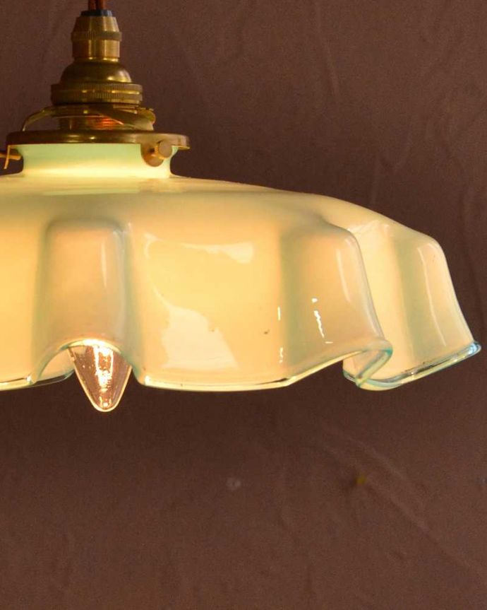 ペンダントライト　照明・ライティング　ブルー色のガラスが爽やかなフランス生まれのアンティークシェード（コード・シャンデリア球・ギャラリーA付き）。。(m-3595-z)