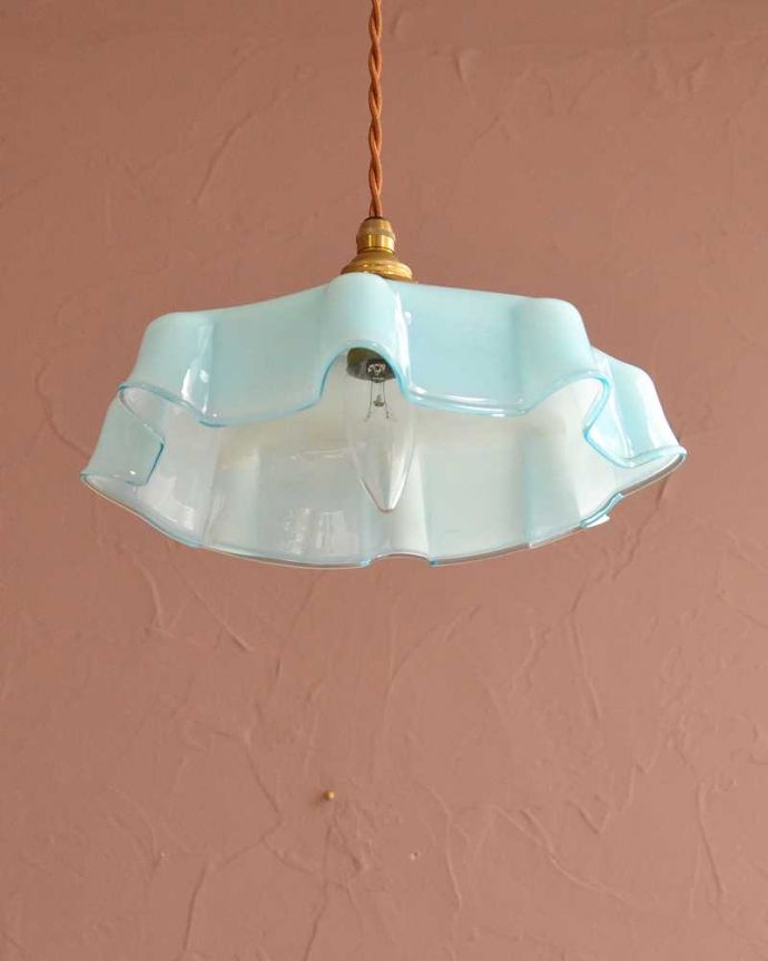 ペンダントライト　照明・ライティング　ブルー色のガラスが爽やかなフランス生まれのアンティークシェード（コード・シャンデリア球・ギャラリーA付き）。。(m-3595-z)