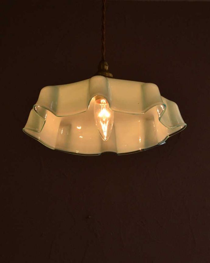 ペンダントライト　照明・ライティング　ブルー色のガラスが爽やかなフランス生まれのアンティークシェード（コード・シャンデリア球・ギャラリーA付き）。。(m-3595-z)