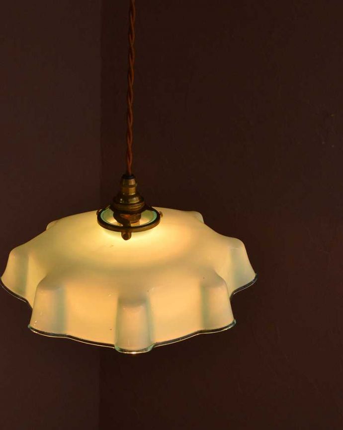 ペンダントライト　照明・ライティング　ブルー色のガラスが爽やかなフランス生まれのアンティークシェード（コード・シャンデリア球・ギャラリーA付き）。。(m-3595-z)