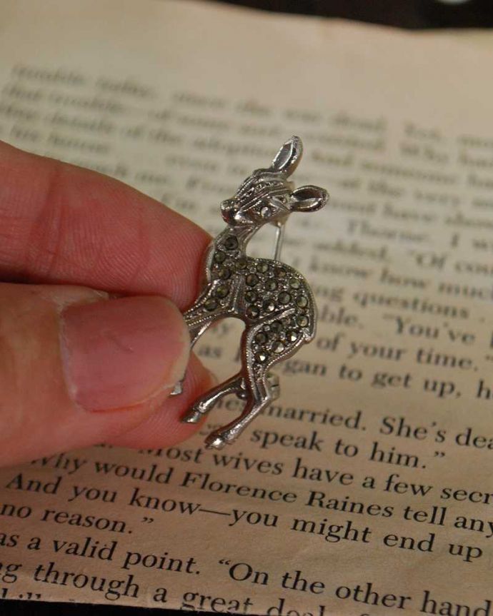 アンティーク その他の雑貨　アンティーク雑貨　きらきら輝くバンビのアンティークブローチ、女性心をくすぐる可愛いアクセサリー。大きさはコレくらいですちゃんと磨いて、キレイにお直ししたのでしっかり使えます。(m-3604-z)