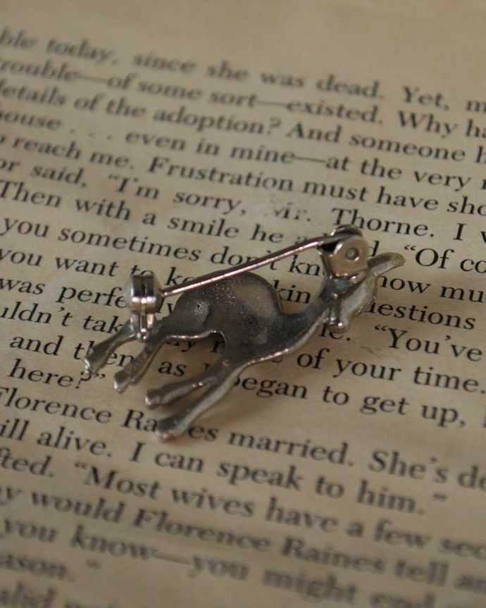 アンティーク その他の雑貨　アンティーク雑貨　きらきら輝くバンビのアンティークブローチ、女性心をくすぐる可愛いアクセサリー。裏から見るとこんな感じですアンティークなので多少のキズ・汚れがある場合がありますが、使用上問題はありませんので、ご了承下さい。(m-3604-z)