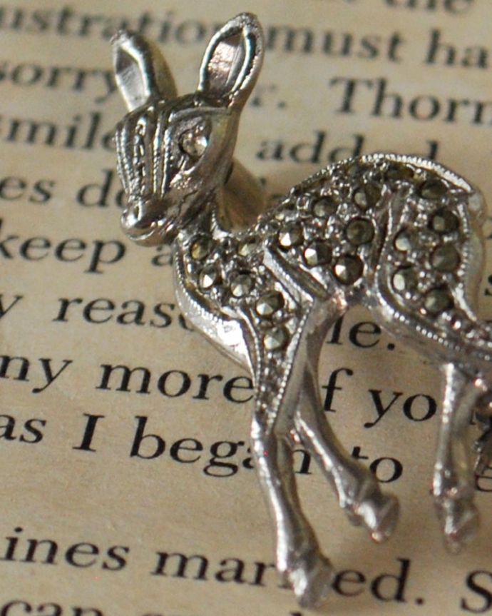 アンティーク その他の雑貨　アンティーク雑貨　きらきら輝くバンビのアンティークブローチ、女性心をくすぐる可愛いアクセサリー。年月を重ねた大人の雰囲気現代作られたものとは、なんだか雰囲気が違うアンティークのアクセサリー。(m-3604-z)