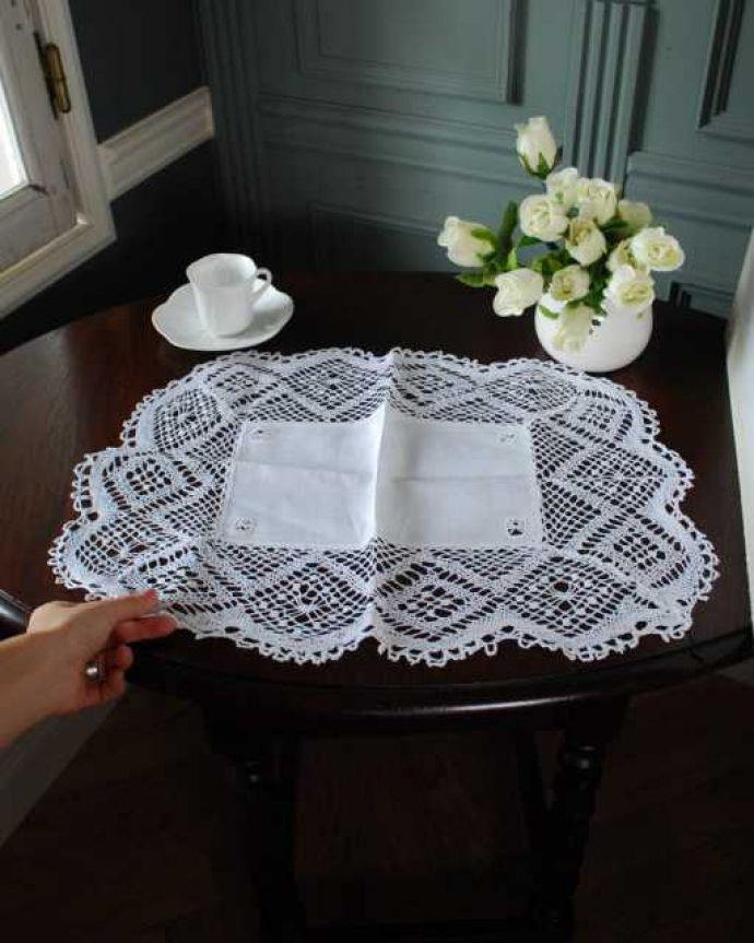 アンティーク 布製の雑貨　アンティーク雑貨　フランスで見つけた華やかなアンティークレースマット（ドイリー） 。キレイなものを選んできました新品ではないので多少の汚れやシミがある場合がありますが、いいものを選んできました。(m-3608-z)