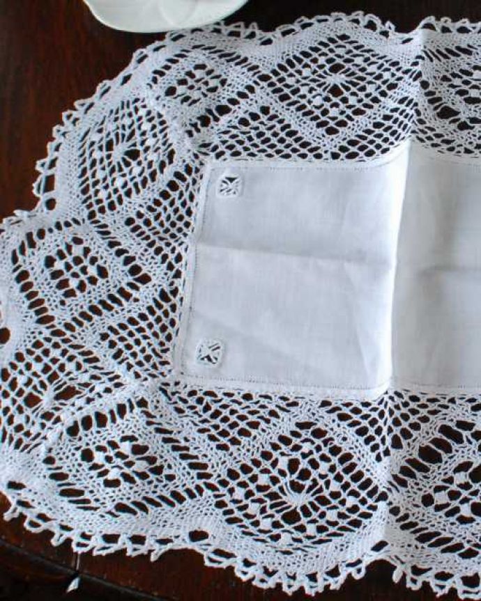 アンティーク 布製の雑貨　アンティーク雑貨　フランスで見つけた華やかなアンティークレースマット（ドイリー） 。一枚一枚、大切に手作りされました。(m-3608-z)