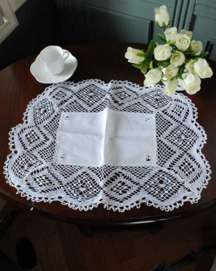 アンティーク 布製の雑貨　アンティーク雑貨　フランスで見つけた華やかなアンティークレースマット（ドイリー） 。上から見ると･･･こんな形のドイリーです。(m-3608-z)