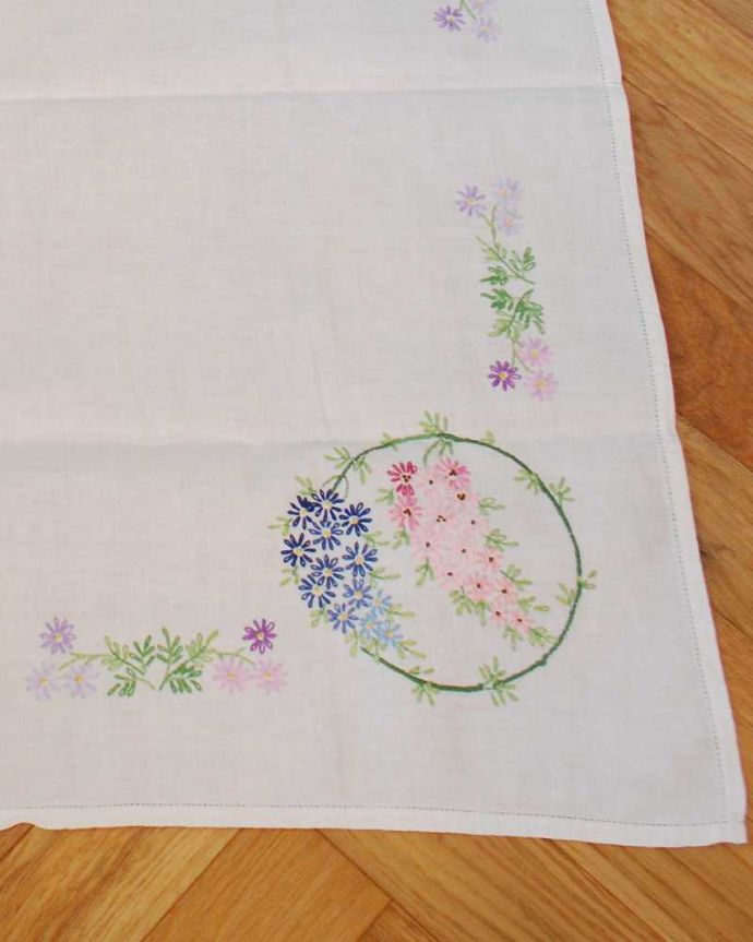 アンティーク 布製の雑貨　アンティーク雑貨　フランスで見つけたアンティーク、お花の刺繍が華やかなテーブルクロス。テーブルに掛けるだけでお部屋雰囲気が変わりますお花のレースがとっても華やかです。(m-3613-z)
