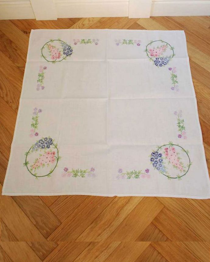 アンティーク 布製の雑貨　アンティーク雑貨　フランスで見つけたアンティーク、お花の刺繍が華やかなテーブルクロス。上から見ると･･･こんな形のドイリーです。(m-3613-z)