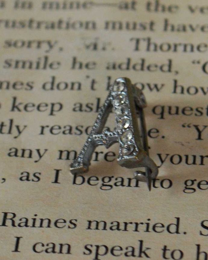 アンティーク その他の雑貨　アンティーク雑貨　アンティークのイニシャルブローチ、モノグラムアクセサリー（Ａ）。年月を重ねた大人の雰囲気現代作られたものとは、なんだか雰囲気が違うアンティークのアクセサリー。(m-3616-z)