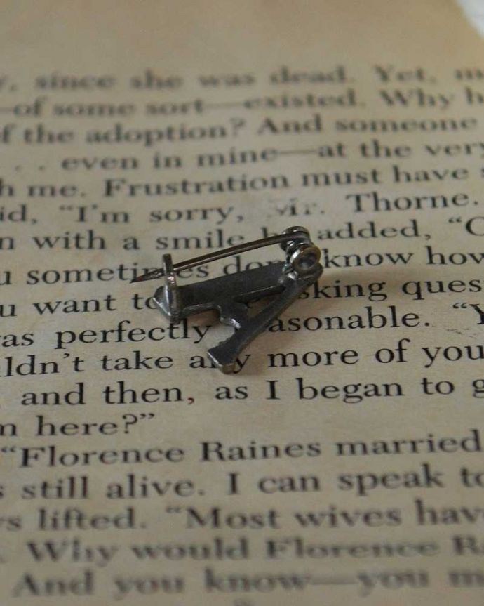 アンティーク その他の雑貨　アンティーク雑貨　アンティークのイニシャルブローチ、モノグラムアクセサリー（Ａ）。裏から見るとこんな感じですアンティークなので多少のキズ・汚れがある場合がありますが、使用上問題はありませんので、ご了承下さい。(m-3616-z)