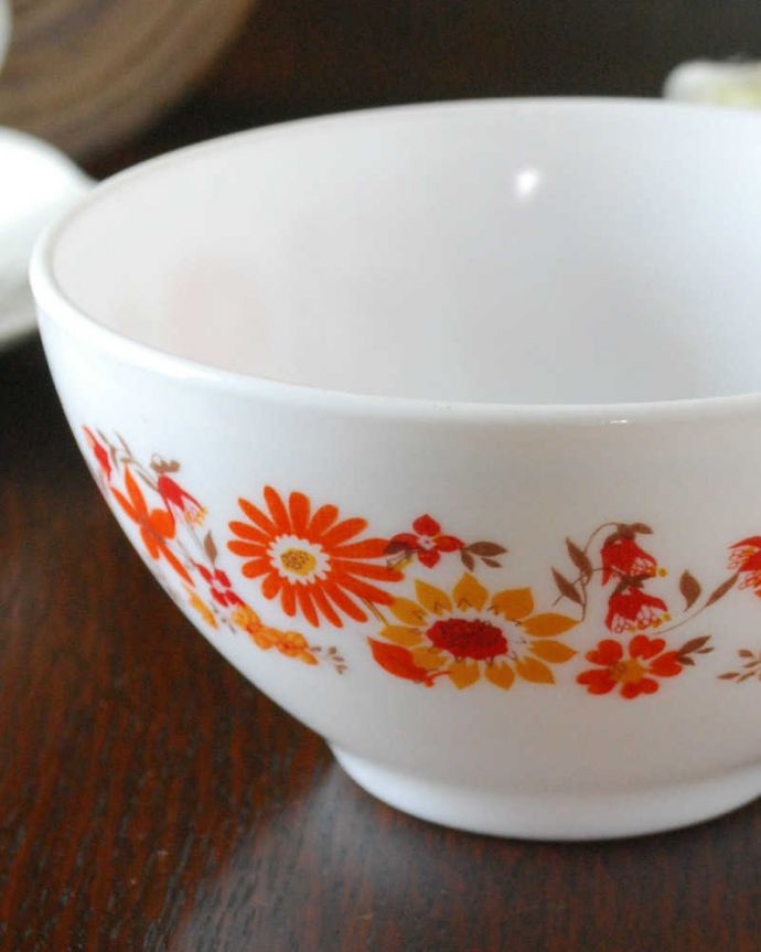 アンティーク 雑貨のガラス小物 アンティーク雑貨 フランス生まれのおしゃれなオパールガラス、アルコパル社のカフェオレボウル。フランス生まれのアルコパルまるで陶磁器のような真っ白のミルクガラスのアルコパル。(m-3617-z)