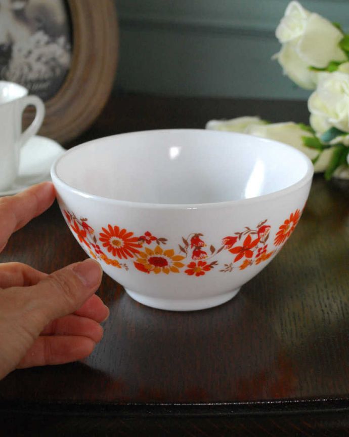 アンティーク 雑貨のガラス小物 アンティーク雑貨 フランス生まれのおしゃれなオパールガラス、アルコパル社のカフェオレボウル。大きさはコレくらい見た目はもちろん、レンジも食洗器も使える丈夫さが自慢です。(m-3617-z)