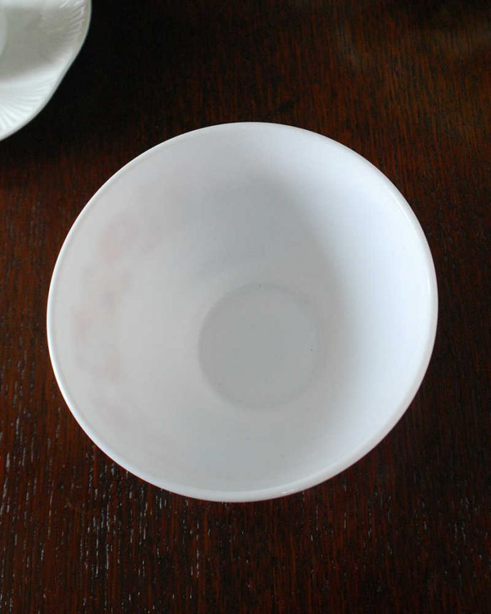 アンティーク 雑貨のガラス小物 アンティーク雑貨 フランス生まれのおしゃれなオパールガラス、アルコパル社のカフェオレボウル。上から見るとこんな感じです。(m-3617-z)