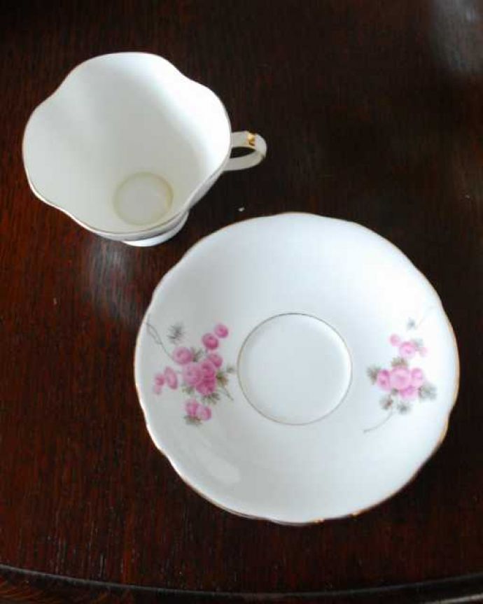 アンティーク 陶磁器の雑貨　アンティーク雑貨　オトナ色の雰囲気のお花が描かれたアンティークカップ＆ソーサー（C.W.S. WINDSOR ）。上から見るとこんな感じです状態のいいものだけを選んでいますが、アンティークなのでキズや欠けがある場合があります。(m-3622-z-1)