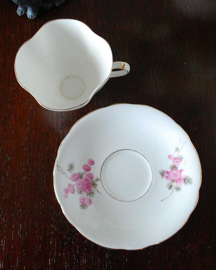 アンティーク 陶磁器の雑貨　アンティーク雑貨　オトナ色の雰囲気のお花が描かれたアンティークカップ＆ソーサー（C.W.S. WINDSOR ）。上から見るとこんな感じです状態のいいものだけを選んでいますが、アンティークなのでキズや欠けがある場合があります。(m-3622-z)