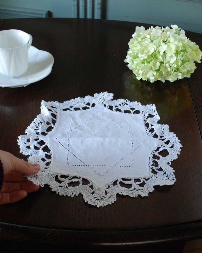 アンティーク 布製の雑貨　アンティーク雑貨　フランスから届いた美しいアンティークの雑貨、手編みのドイリー 。コンディションの良いものだけを選びましたアンティークなので、多少の汚れやシミがある場合がありますが、キレイなものだけを選んできました。(m-3626-z)