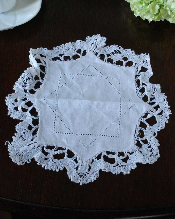 アンティーク 布製の雑貨　アンティーク雑貨　フランスから届いた美しいアンティークの雑貨、手編みのドイリー 。上から見ると･･･こんな形のドイリーです。(m-3626-z)