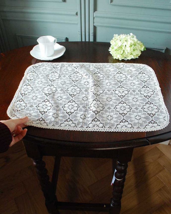 アンティーク 布製の雑貨 アンティーク雑貨 フランスの繊細で美しいお花のアンティークレースマット。キレイなものを選んできました新品ではないので多少の汚れやシミがある場合がありますが、いいものを選んできました。(m-3627-z)