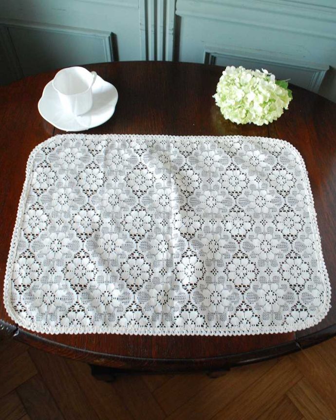 アンティーク 布製の雑貨 アンティーク雑貨 フランスの繊細で美しいお花のアンティークレースマット。上から見ると・・・こんな形のドイリーです。(m-3627-z)