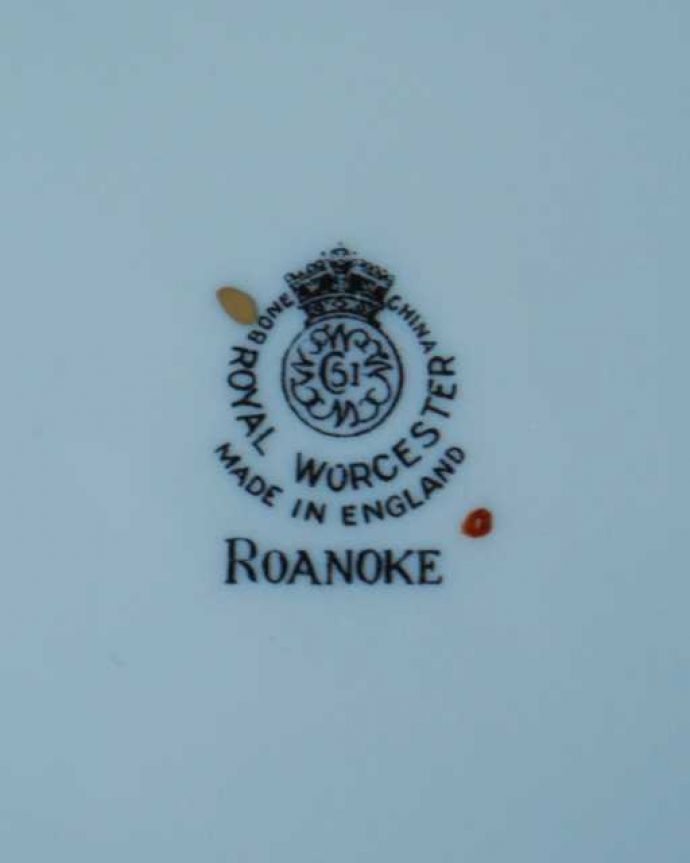 アンティーク 陶磁器の雑貨 アンティーク雑貨 ロイヤルウースター窯ロアノーク(ROANOKE)のアンティークプレート。裏側には品質の証製造メーカー保証の意味がこもった窯印、ポーセリンマークがあります。(m-3632-z)
