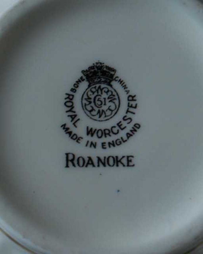 アンティーク 陶磁器の雑貨　アンティーク雑貨　ロイヤルウースター窯ロアノーク（ROANOKE）のアンティークミルクポット。裏側には品質の証製造メーカー保証の意味がこもった窯印、ポーセリンマークがあります。(m-3633-z)
