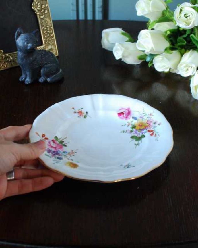 アンティーク 陶磁器の雑貨　アンティーク雑貨　ロイヤルクラウンダービー窯のお花のブーケが可愛いアンティークのプレート。実用的に楽しんでください。(m-3635-z)