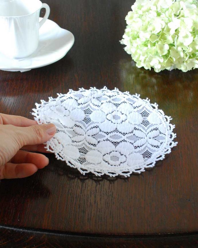 アンティーク 布製の雑貨 アンティーク雑貨 フランスで見つけたお花のアンティークドイリーレース 。コンディションの良いものだけを選びましたアンティークなので、多少の汚れやシミがある場合がありますが、キレイなものだけを選んできました。(m-3638-z)