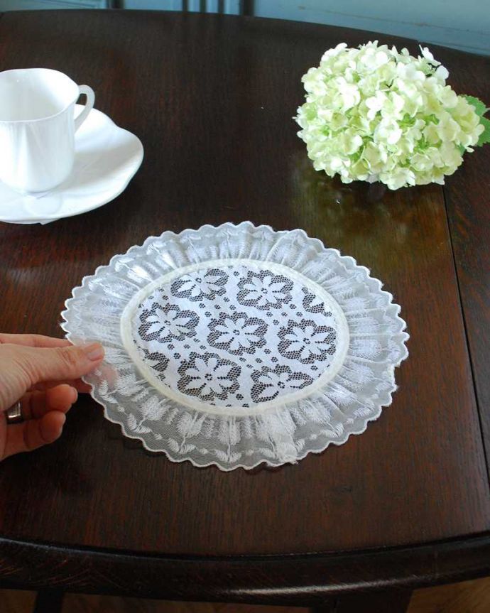 アンティーク 布製の雑貨　アンティーク雑貨　繊細で華やかなアンティーク雑貨、フランスで見つけた手編みのドイリー。コンディションの良いものだけを選びましたアンティークなので、多少の汚れやシミがある場合がありますが、キレイなものだけを選んできました。(m-3639-z)