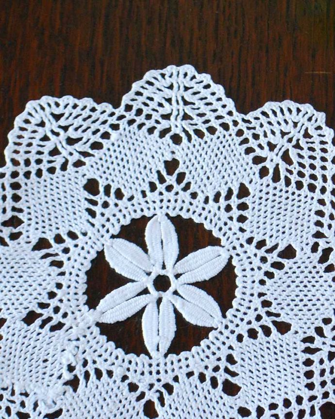 アンティーク 布製の雑貨 アンティーク雑貨 フランスで出会ったハンドメイドの小さなアンティークドイリー。一枚一枚、大切に手作りされました。(m-3640-z)