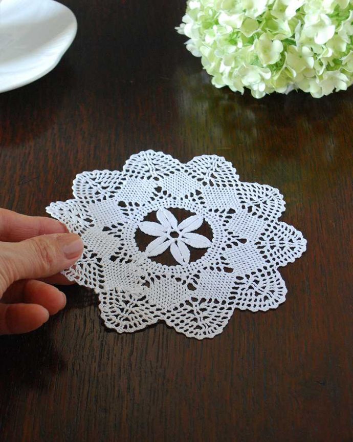 アンティーク 布製の雑貨 アンティーク雑貨 フランスで出会ったハンドメイドの小さなアンティークドイリー。コンディションの良いものだけを選びましたアンティークなので、多少の汚れやシミがある場合がありますが、キレイなものだけを選んできました。(m-3640-z)