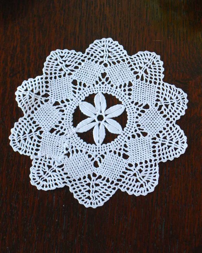 アンティーク 布製の雑貨 アンティーク雑貨 フランスで出会ったハンドメイドの小さなアンティークドイリー。上から見ると・・・こんな形のドイリーです。(m-3640-z)