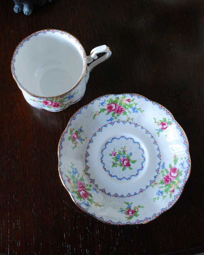 アンティーク 陶磁器の雑貨 アンティーク雑貨 ロイヤルアルバート社プチポワンシリーズのアンティークカップ&ソーサー。上から見るとこんな感じです状態のいいものだけを選んでいますが、アンティークなのでキズや欠けがある場合があります。(m-3659-z)