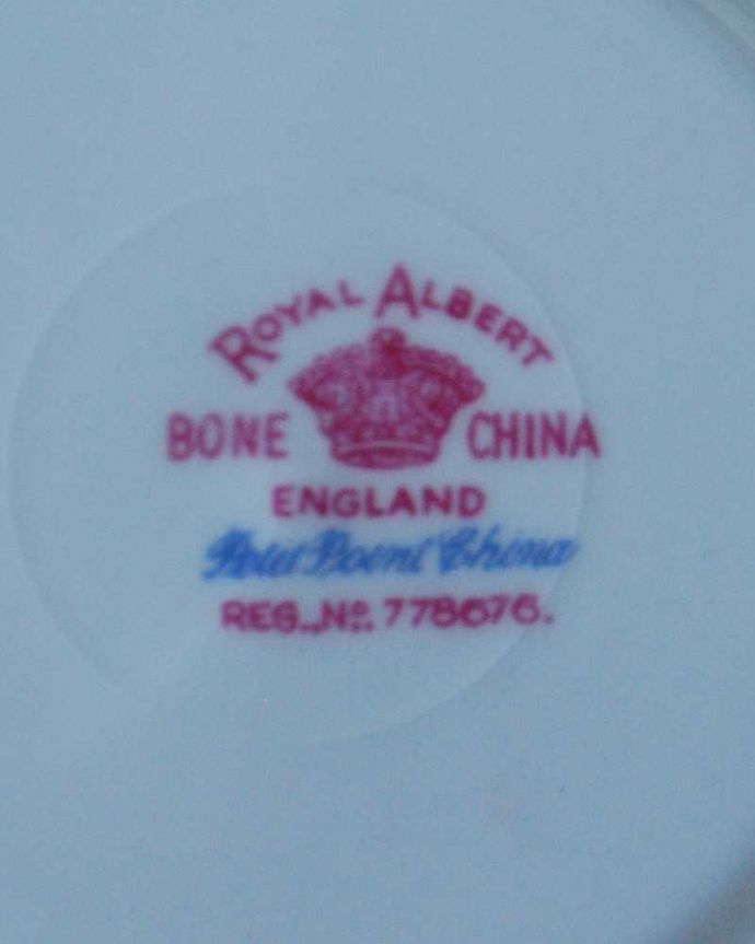アンティーク 陶磁器の雑貨 アンティーク雑貨 ロイヤルアルバート社プチポワンシリーズのアンティークカップ&ソーサー。裏側には品質の証製造メーカー保証の意味がこもった窯印、ポーセリンマークがあります。(m-3659-z)