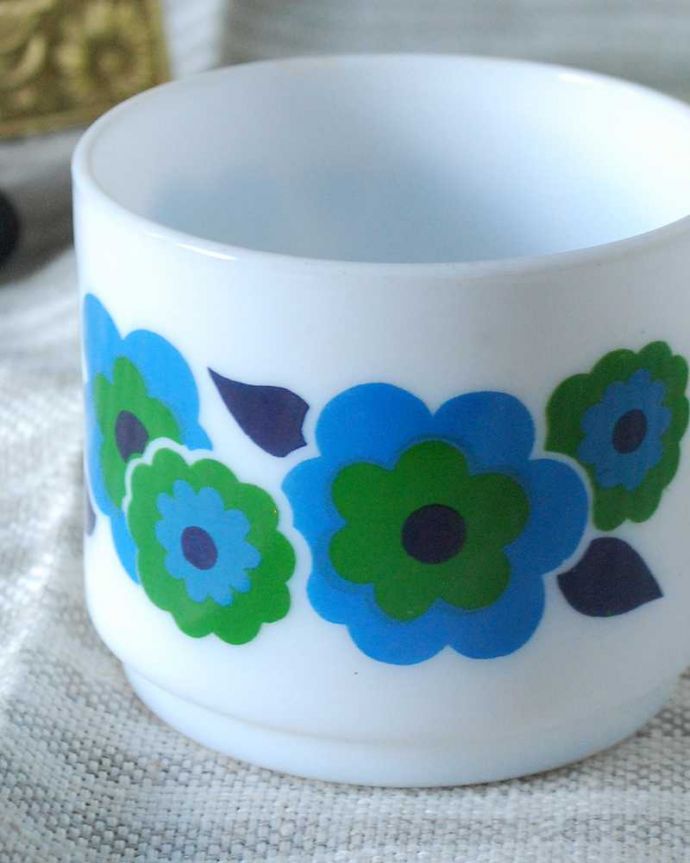 アンティーク 雑貨のガラス小物 アンティーク雑貨 お花柄が可愛いアルコパル社カップ(ロータス)、フランス生まれのおしゃれなオパールガラス。フランス生まれのアルコパルまるで陶磁器のような真っ白のミルクガラスのアルコパル。(m-3668-z)