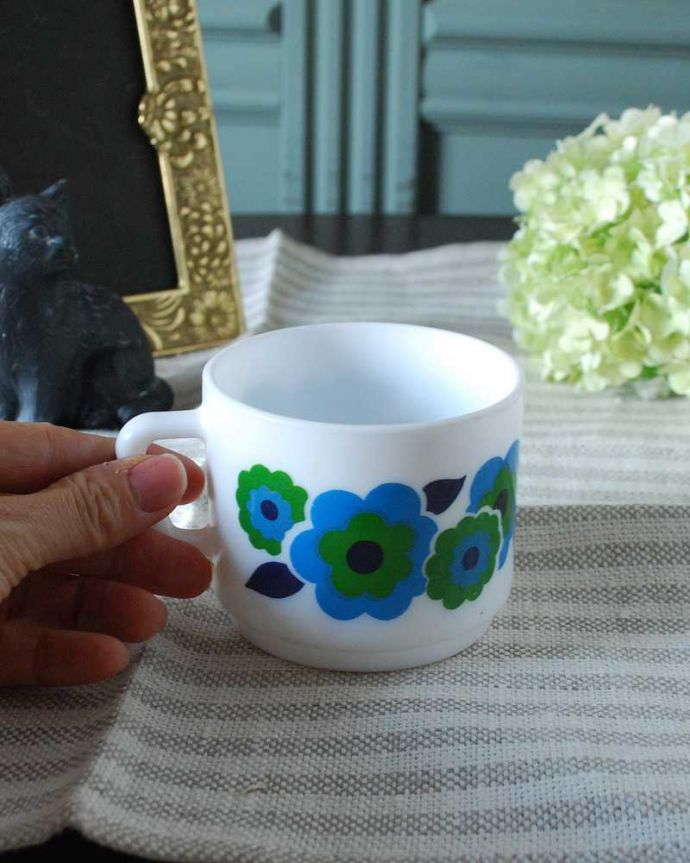 アンティーク 雑貨のガラス小物 アンティーク雑貨 お花柄が可愛いアルコパル社カップ(ロータス)、フランス生まれのおしゃれなオパールガラス。大きさはコレくらい見た目はもちろん、レンジも食洗器も使える丈夫さが自慢です。(m-3668-z)