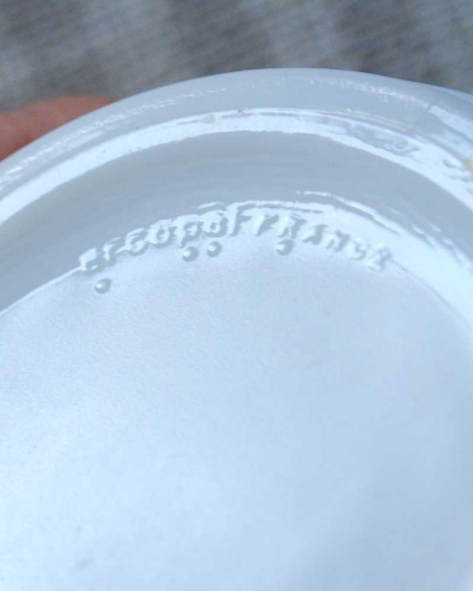 アンティーク 雑貨のガラス小物 アンティーク雑貨 お花柄が可愛いアルコパル社カップ(ロータス)、フランス生まれのおしゃれなオパールガラス。裏側には品質の証ひっくり返して見ると、こんな感じのロゴマークを見つけることが出来ます。(m-3668-z)