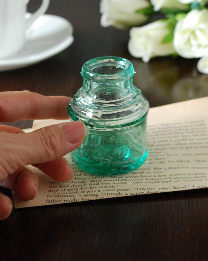 アンティーク ガラスボトル　アンティーク雑貨　気泡がたっぷり入ったイギリスで見つけたアンティークインクボトル。一つ一つ違うガラスの表情いろんな形があったり、ちょっと不恰好だったり、気泡が入っている･･･そんな所がアンティークらしさなんです。(m-3673-z)