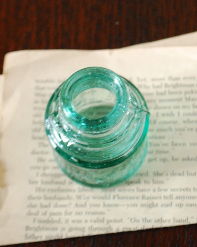 アンティーク ガラスボトル　アンティーク雑貨　気泡がたっぷり入ったイギリスで見つけたアンティークインクボトル。上から見るとこんな感じですアンティークなので多少のキズやカケがある場合はありますが、使用上問題はありませんのでご了承下さい。(m-3673-z)