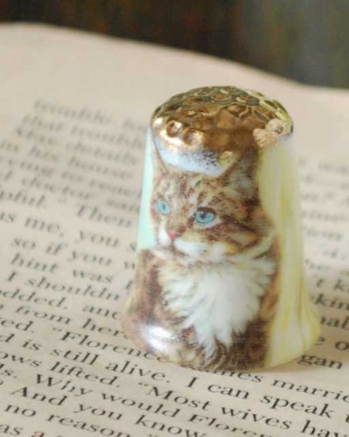アンティーク 陶磁器の雑貨　アンティーク雑貨　ブルーの目が美しい猫のイギリスで見つけたアンティークシンブル。幸運を呼ぶ女性のためのコレクションアイテムシンブルとは、上流階級の女性がたしなみとして行ったお裁縫の時に使った指ぬきのこと。(m-3677-z)