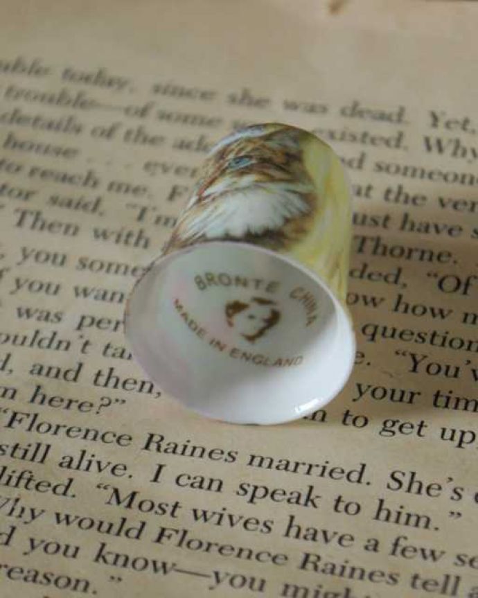 アンティーク 陶磁器の雑貨　アンティーク雑貨　ブルーの目が美しい猫のイギリスで見つけたアンティークシンブル。キレイなものだけを買い付けていますアンティークは新品ではなので多少のキズ・汚れがある場合がありますが、キレイなもを買い付けてきました。(m-3677-z)